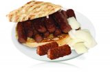 Juneći ćevapčići u somunu s lukom