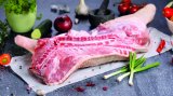 Svježi odojak na pultu 1 kg