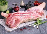 Svježi odojak na pultu 1 kg