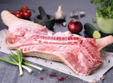 Svježi domaći odojak na pultu 1 kg