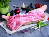 Svježi domaći odojak na pultu 1 kg