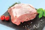 Svježi svinjski vrat s kostima u komadu ili narezan na pultu 1 kg